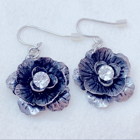 ❣️$25/3❣️ 3D Flower Rhinestone Dangle Earrings - Picture 5 of 10